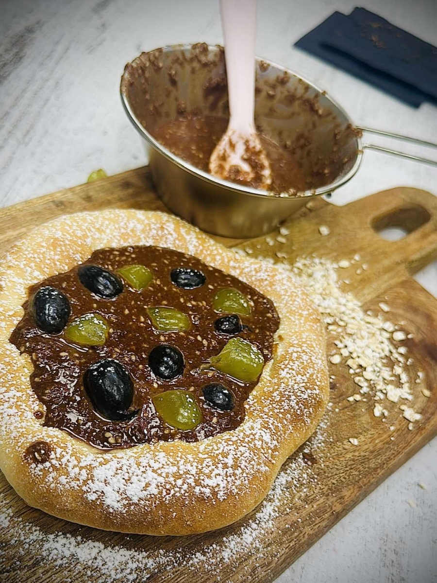 Sweet pizza με πραλίνα βρώμης, μέλι και σταφύλια | Kids Cooking Club