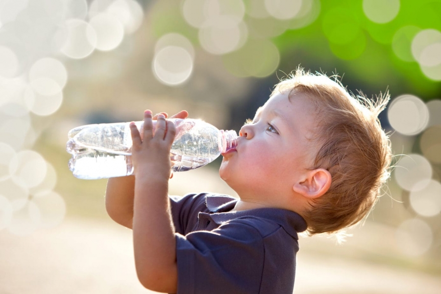 5 tips για να πίνουν τα παιδιά περισσότερο νερό μέσα στη μέρα