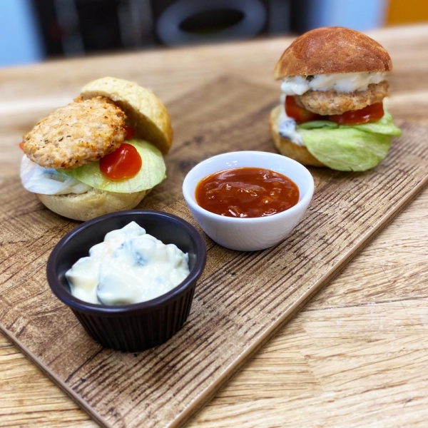 Burger με μπιφτέκι κοτόπουλου και σάλτσα τάρταρ