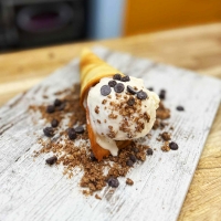 Παγωτο frozen yogurt με μπανάνα και μέλι σε χωνάκι παγωτού