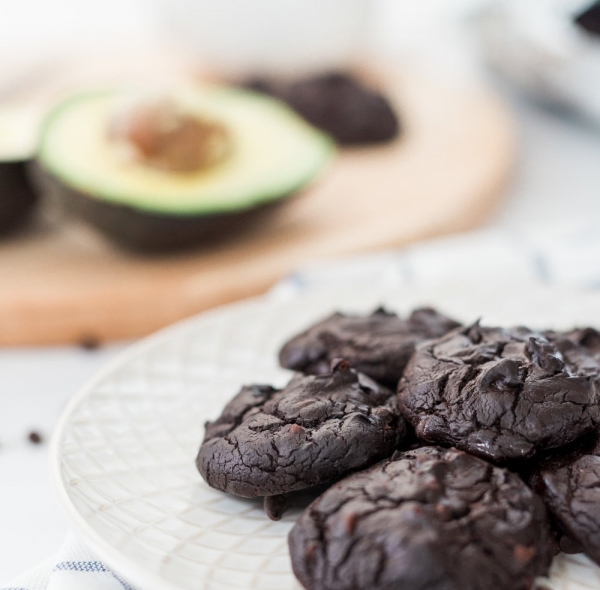 Cookies με αβοκάντο και κακάο