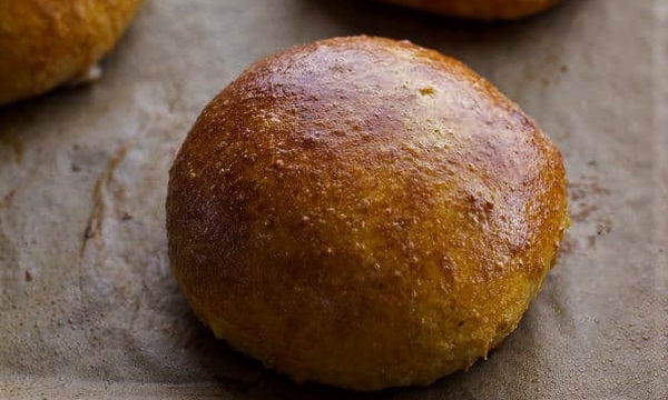 Brioche bites με pesto αρακά και λουκάνικο κοτόπουλο