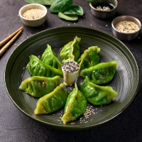 Gyoza από σπανάκι με κοτόπουλο και λαχανικά
